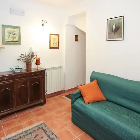 Сasa de vacaciones Quaint Holiday In With Garden *